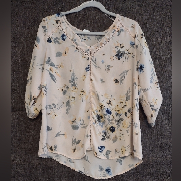 Sienna Sky Tops - ✨ Sienna Sky Pale Pink Floral Women's Top Medium